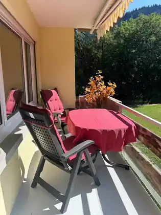 Balkon mit Sitzplatz und Blick ins Grüne