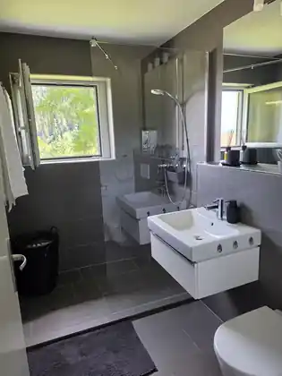 Modernes Badezimmer mit Dusche