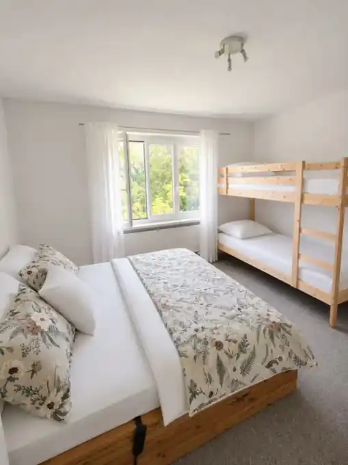 Familien-Schlafzimmer mit Doppelbett und Etagenbett