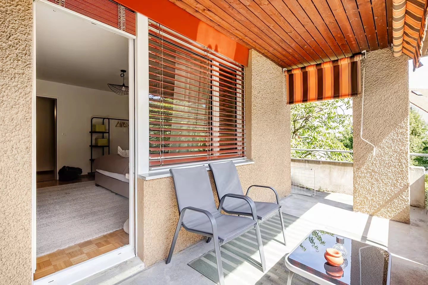 Geschützter Balkon mit Sitzbereich