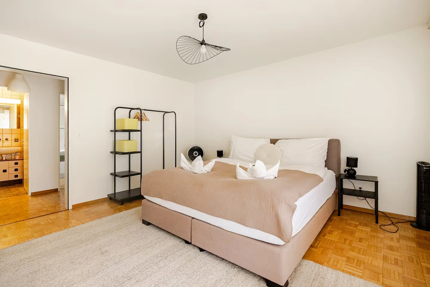 Großes Schlafzimmer mit Doppelbett