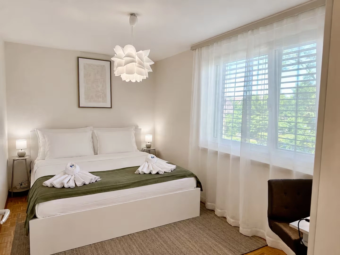 Zweites helles Schlafzimmer mit Doppelbett