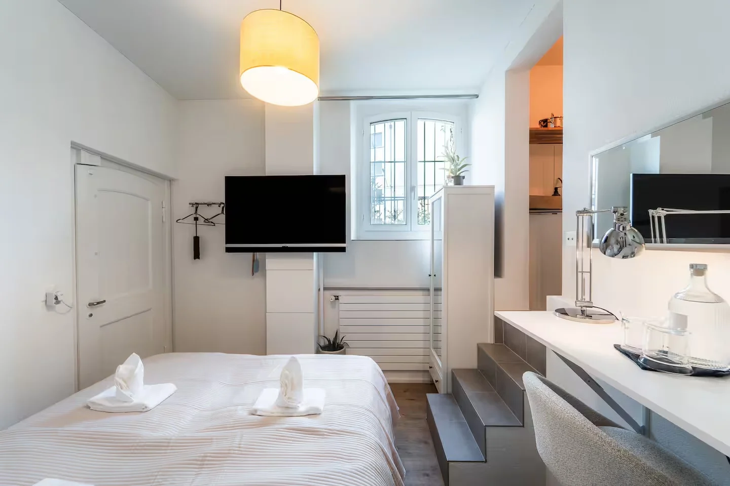 Studio mit Bett, TV und Arbeitsfläche